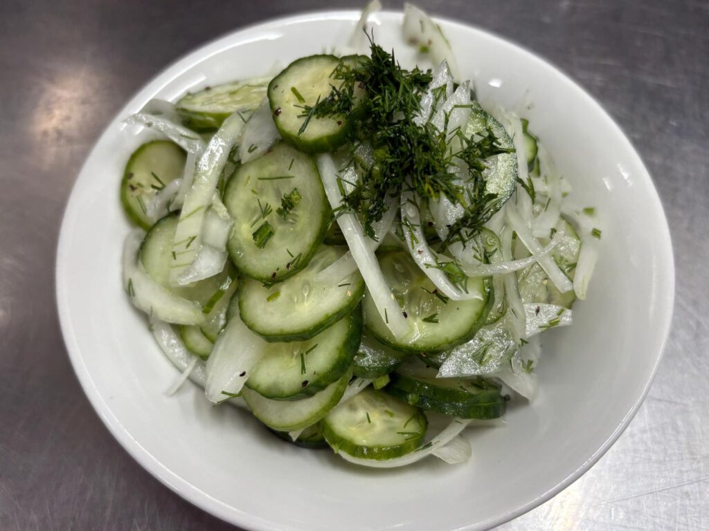 סלט מלפפונים עם בצל ושמיר