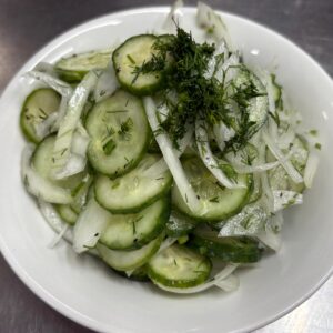 סלט מלפפונים עם בצל ושמיר
